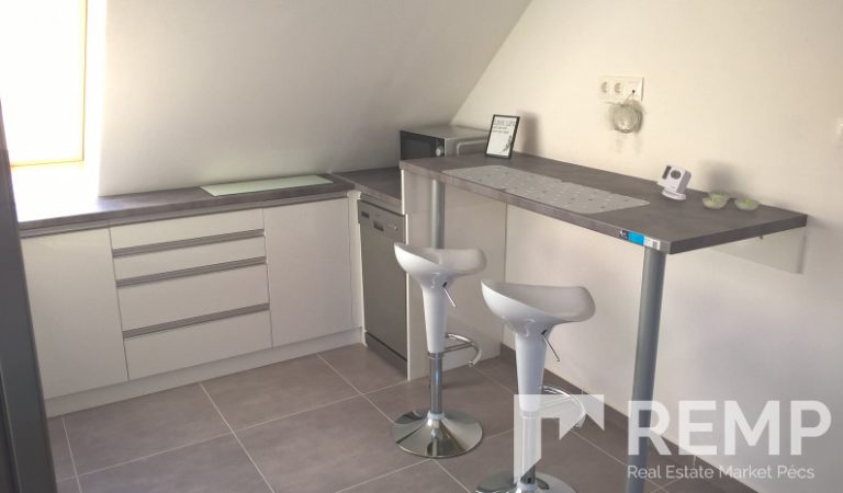 Pécsett, Egyetemváros szívében, újszerű tégla lakás eladó! – 2. property photo