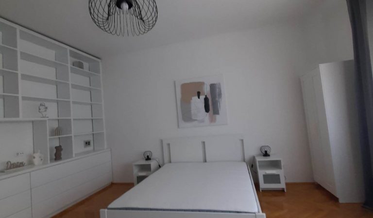 Pécs Belvárosának szívében eladó egy igényesen felújított, dupla erkélyes, 1.emeleti lakás, udvari gépkocsi beállóval! – 3. ingatlanfotó