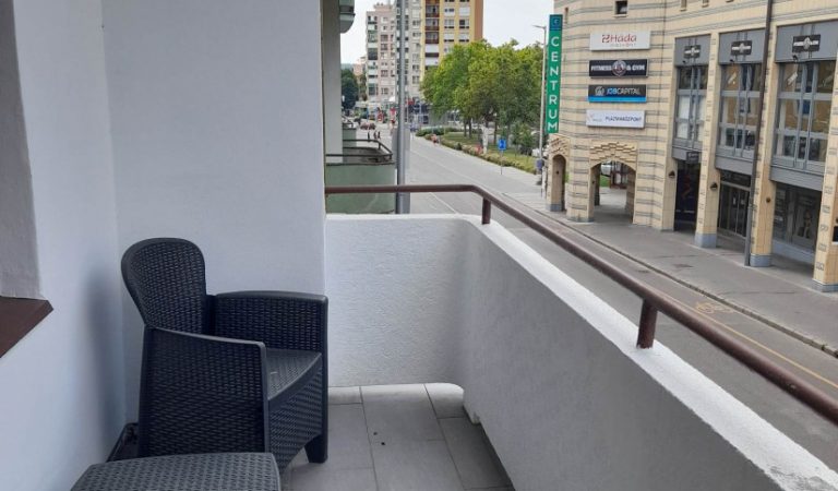Pécs Belvárosának szívében eladó egy igényesen felújított, dupla erkélyes, 1.emeleti lakás, udvari gépkocsi beállóval! – 2. ingatlanfotó