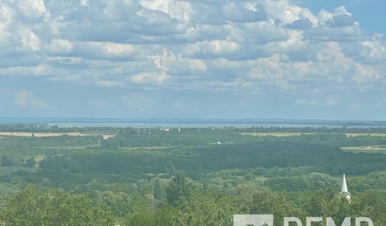 Balatoni álompanorámás telek eladó – ingatlanfotó