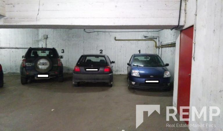 Pécsen az egyetem városban kiadó teremgarázs hely – ingatlanfotó