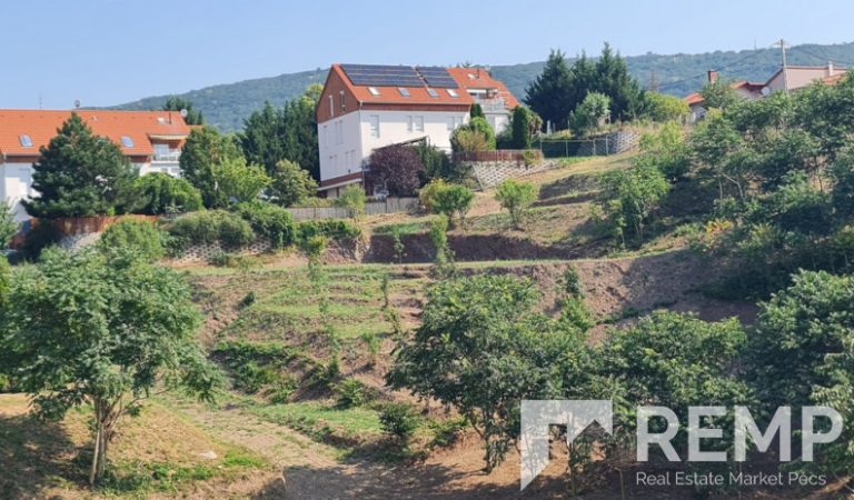 Panorámás építési telek eladó Pécsen – saját magánúttal – 1. property photo