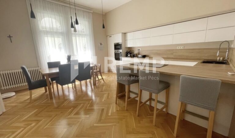 Polgári elegancia Pécs belvárosában – felújított, 3 hálószobás lakás erkéllyel – 2. ingatlanfotó