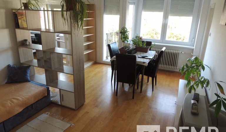 Uránvárosban, részben felújított, 4. emeleti tégla lakás kiadó – 1. ingatlanfotó