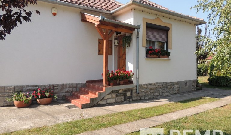 Pécs Uránvárosi részén takaros kis családi ház, szép udvarral, garázzsal eladó – 1. ingatlanfotó