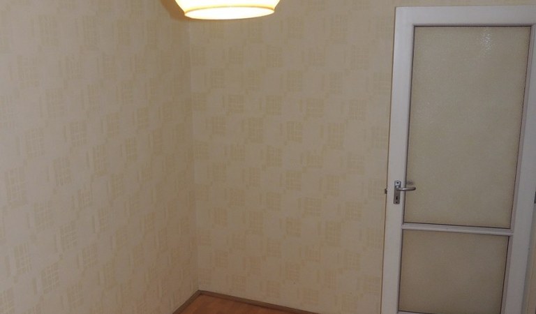Ritkaság! Kertvárosban az Aidinger J. úton 42m2-es !ERKÉLYES! 1,5 szobás lakás eladó! – 3. ingatlanfotó