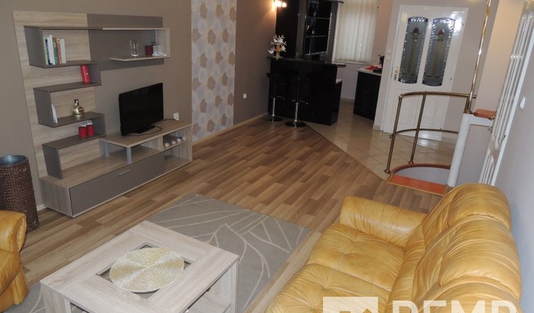 Egyetemvárosban, belső 2 szintes, felújított lakás kiadó – 1. ingatlanfotó