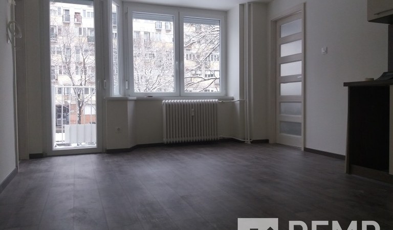 Uránvárosban a Mecsek áruháznál, teljesen felújított és átalakított, első emeleti, tégla lakás eladó! – 1. ingatlanfotó