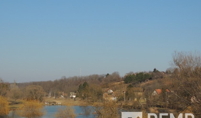 Kozármislenyben, egy 2. emeleti, 2 hálószobás téglalakás, gyönyörű panorámával eladó! – 1. ingatlanfotó