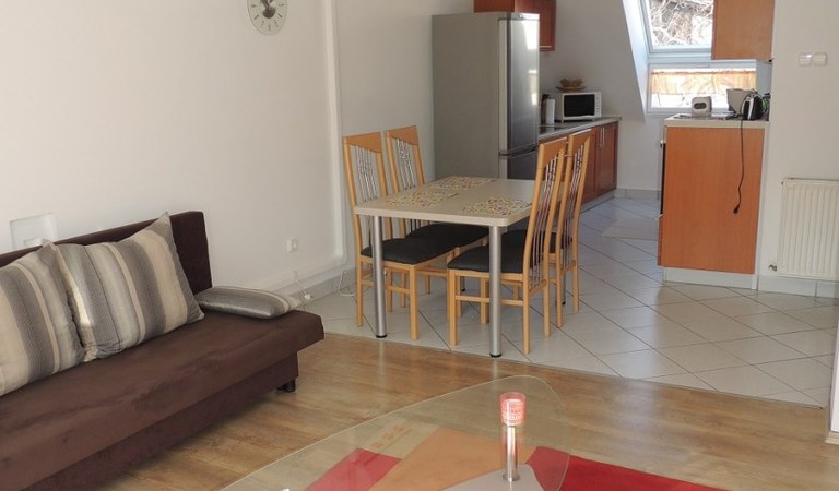Belvárosban felújított, teraszos, 2 hálós lakás kiadó. – 1. ingatlanfotó