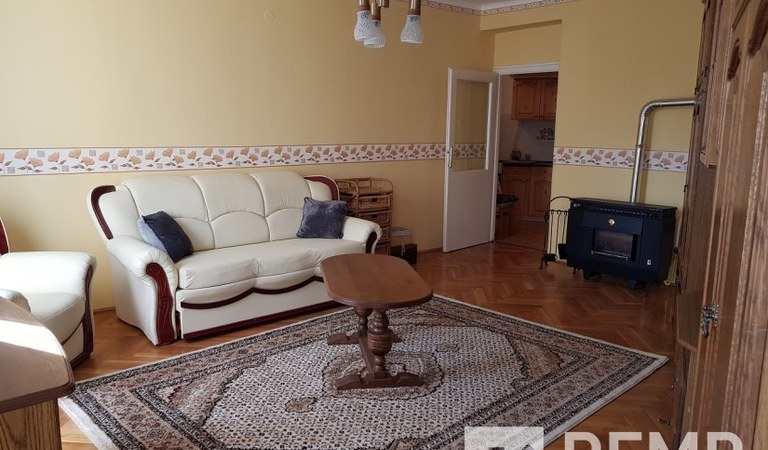Pécsett a történelmi belvárosában a Szent István téren kiadásra kínálunk egy 35m2-es tégla építésű garzont. – 1. ingatlanfotó