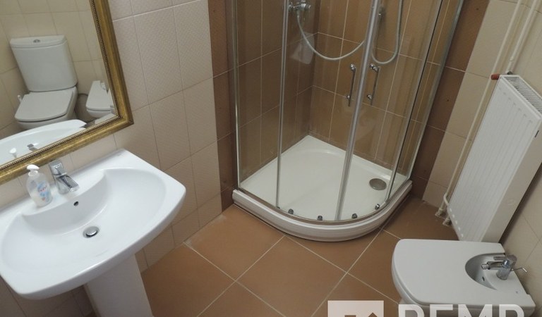 Pécsett a Petőfi Sándor utcában kiadásra kínálunk egy tégla építésű, felújított, bútorozott, távfűtéses társas házi ingatlant. – 2. ingatlanfotó
