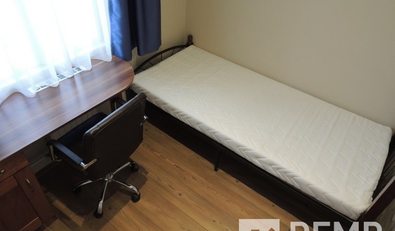 Pécsett a Petőfi Sándor utcában kiadásra kínálunk egy tégla építésű, felújított, bútorozott, távfűtéses társas házi ingatlant. – 3. ingatlanfotó