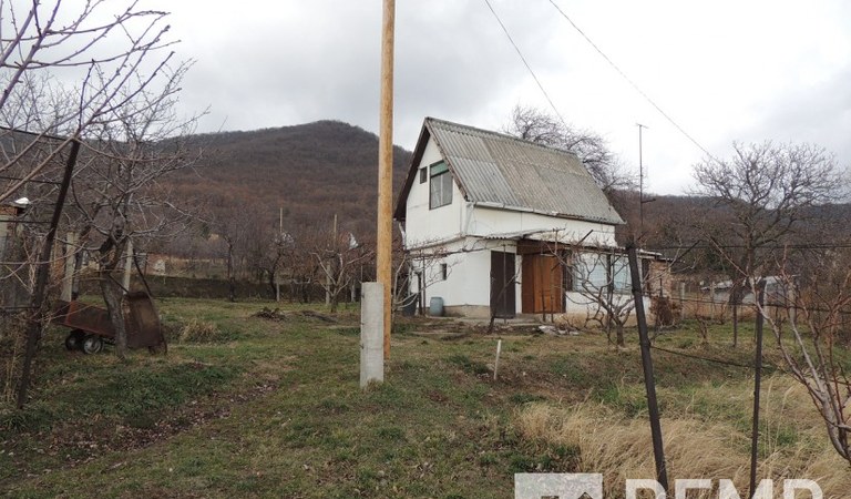 Kővágószőlősön eladásra kínálunk egy 1456m2-es területen lévő zárt kerti ingatlant, amin található egy kb.30m2-es hétvégi ház. – 1. ingatlanfotó