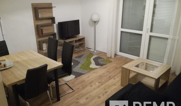 Egyetemvárosban az Orvosi kar közelében, sorház jellegű, újszerű, nappali+ 2 szobás, kertkapcsolatos, teraszos lakás kocsibeállóval eladó! – 2. ingatlanfotó