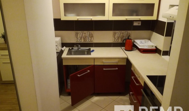 Egyetemvárosban az Orvosi kar közelében, sorház jellegű, újszerű, nappali+ 2 szobás, kertkapcsolatos, teraszos lakás kocsibeállóval eladó! – 3. ingatlanfotó
