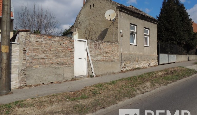 Pécs Gyárvárosi részén építési telek, felújítandó vagy bontandó kis házzal eladó illetve értékegyeztetéssel cserélhető! – 1. property photo