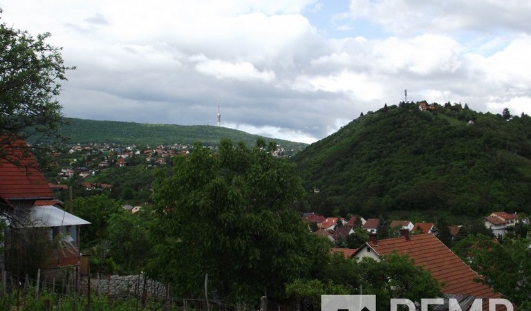 Pécsett, az ürögi városrészben, egy gyönyörű örök panorámás építési telek, házzal eladó! – 2. ingatlanfotó