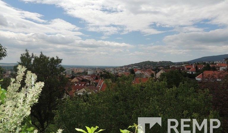 Pécs Mecsek-oldali részén a Mecsek utcában hangulatos, dupla komfortos, nagy teraszos, panorámás, 4 hálószobás családi ház eladó! – 1. ingatlanfotó