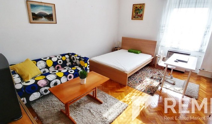 Belvárosban, részben felújított, 2 szobás lakás eladó – 1. ingatlanfotó