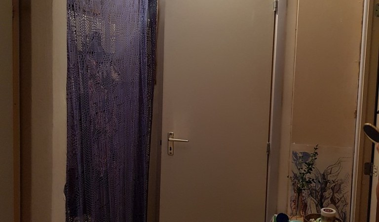 Pécs csendes, nyugodt részén Rózsadombon eladó egy 50m2-es gyönyörű panorámával rendelkező erkélyes 4.emeleti felújítandó lakás. – 2. ingatlanfotó
