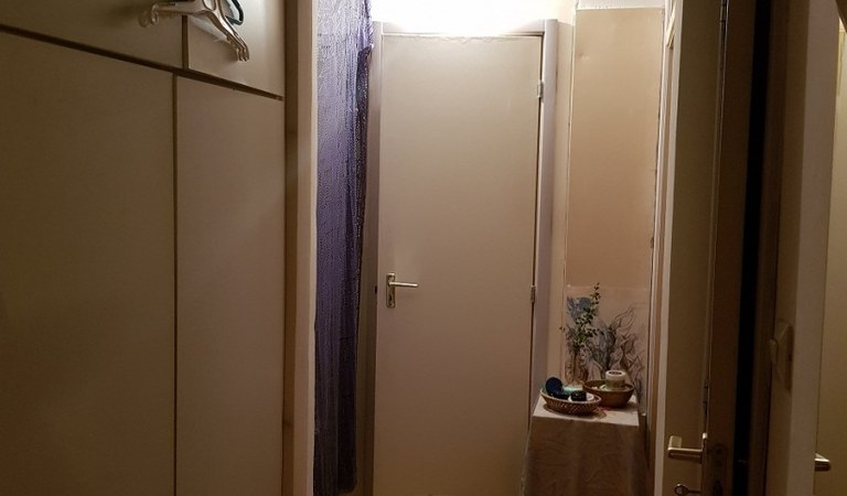 Pécs csendes, nyugodt részén Rózsadombon eladó egy 50m2-es gyönyörű panorámával rendelkező erkélyes 4.emeleti felújítandó lakás. – 3. ingatlanfotó