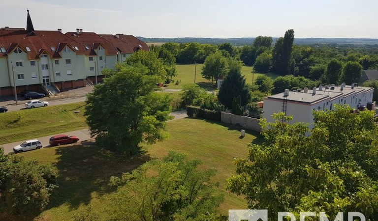 Pécs csendes, nyugodt részén Rózsadombon eladó egy 50m2-es gyönyörű panorámával rendelkező erkélyes 4.emeleti felújítandó lakás. – 1. ingatlanfotó