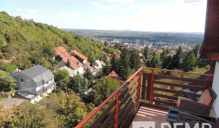 Pécs, Mecsek oldalban egy gyönyörű panorámás, erkélyes lakás eladó! – 1. ingatlanfotó