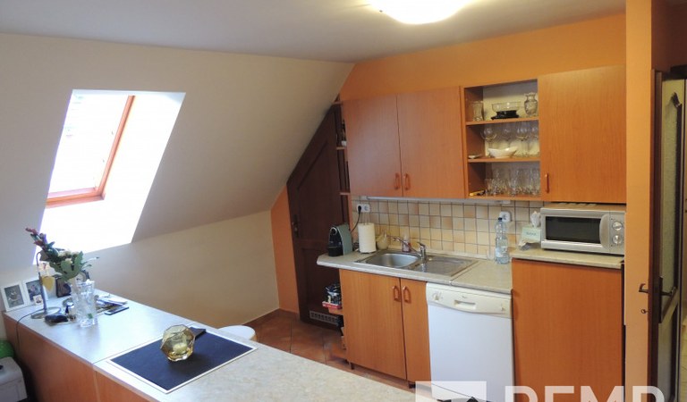 Belvárosban, újszerű, 100 m2-es, belső két szintes tégla lakás eladó! – 3. ingatlanfotó