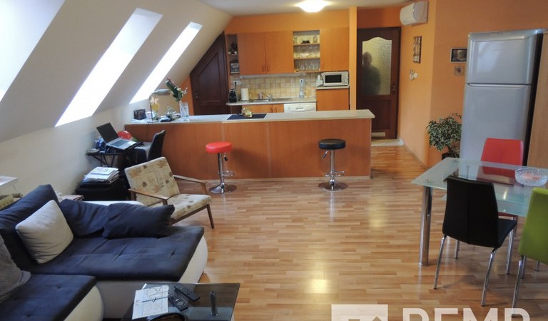 Belvárosban, újszerű, 100 m2-es, belső két szintes tégla lakás eladó! – 2. ingatlanfotó