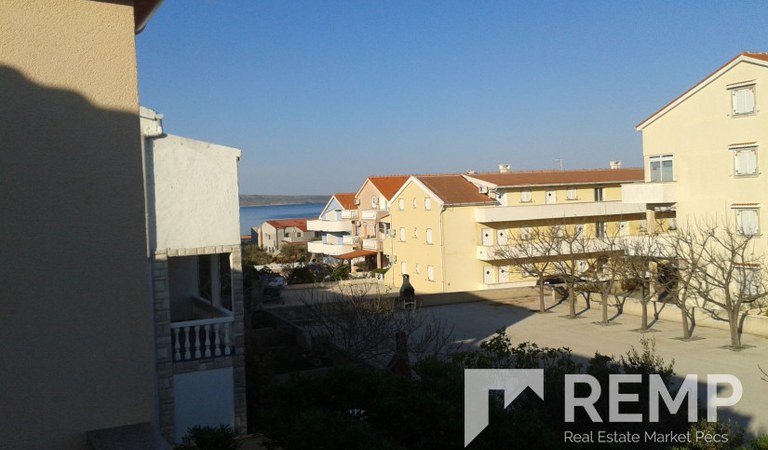 Pag szigeten eladó egy 4 apartmanból álló, tégla építésű ház. – 3. ingatlanfotó