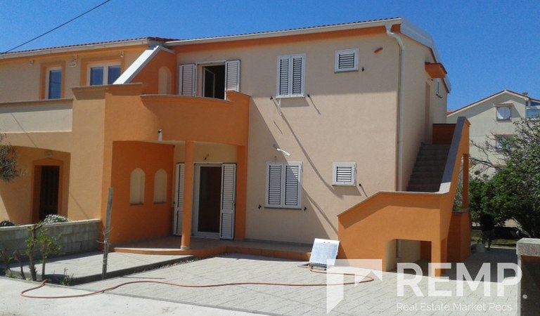 Pag szigeten eladó egy 4 apartmanból álló, tégla építésű ház. – 1. ingatlanfotó