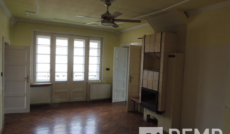 Pécsett,  a Belváros határán,  volt egyetemi professzorok társasházában,5 szobás panorámás lakás eladó! – 2. property photo