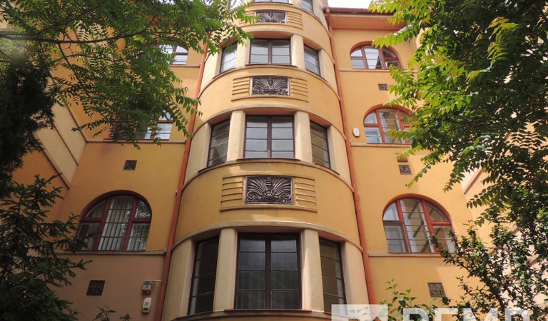 Pécsett,  a Belváros határán,  volt egyetemi professzorok társasházában,5 szobás panorámás lakás eladó! – 1. property photo