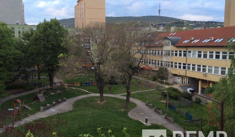 Közvetlen az Orvosi Egyetem mellett, eladó egy erkélyes 3. emeleti panel lakás! – 1. ingatlanfotó