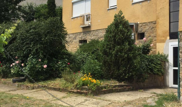 Pécsett a Magaslati úton kiadó egy jó állapotú , 2,5 szobás nagy erkélyes első emeleti lakás! – 1. ingatlanfotó