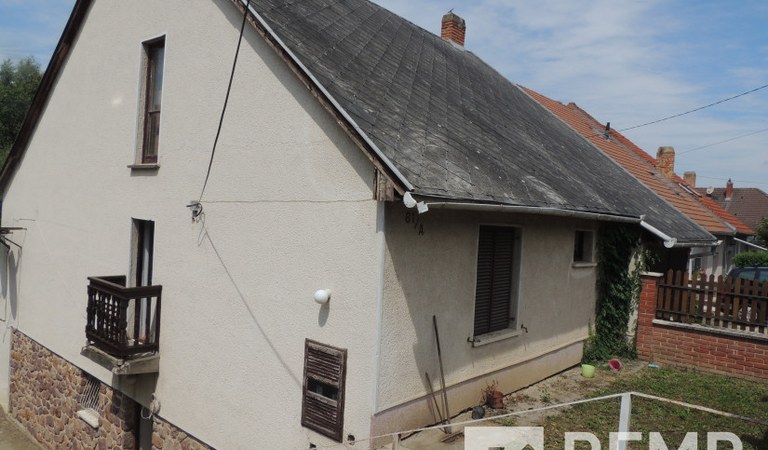 Pécsett a Körömvirág utcában két generációs családi ház eladó! – 2. ingatlanfotó