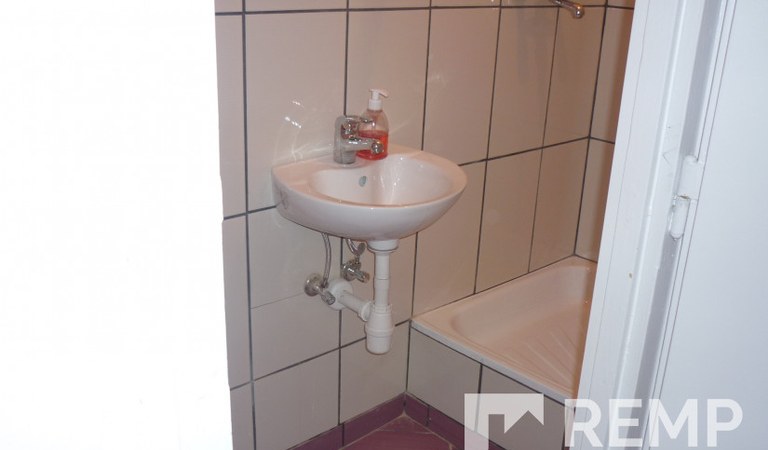 Pécsett, Egyetemváros és Belváros határán, bútorozatlan garzonlakás kiadó! – 3. ingatlanfotó