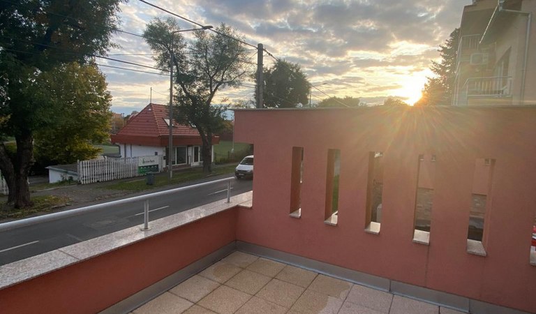 Pécsett, Egyetemváros legkedveltebb részén, a Szigeti úton, minőségi, újszerű lakás eladó! – 1. ingatlanfotó