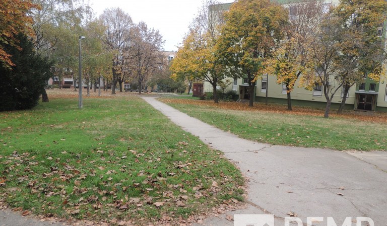 Pécsett, családias lakóövezetben, jó elhelyezkedéssel,  felújított erkélyes panellakás eladó! – 2. ingatlanfotó
