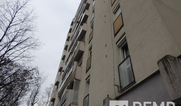 Pécs-Kertvárosban, első emeleti, felújított, erkélyes panellakás eladó! – 2. ingatlanfotó