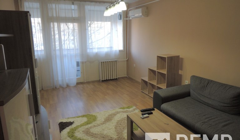 Pécsett az Esztergályos János utcában, felújított panellakás teljes bútorzattal, gépesítéssel eladó! – 1. ingatlanfotó