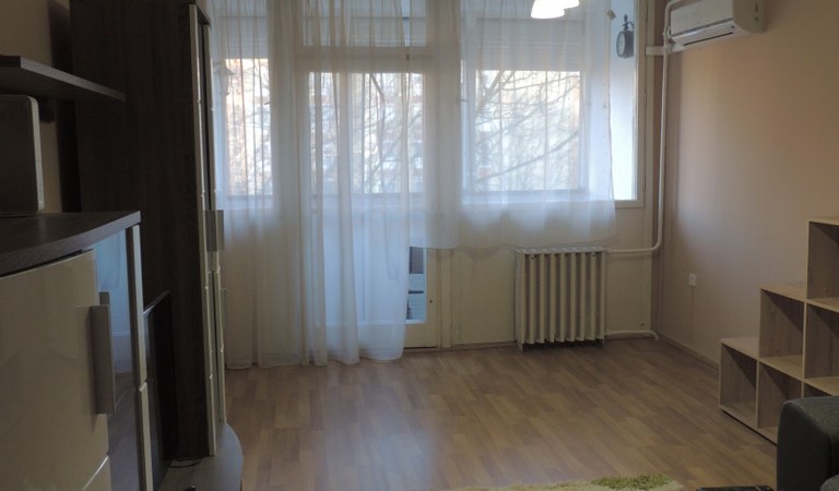Pécsett az Esztergályos János utcában, felújított panellakás teljes bútorzattal, gépesítéssel eladó! – 2. ingatlanfotó