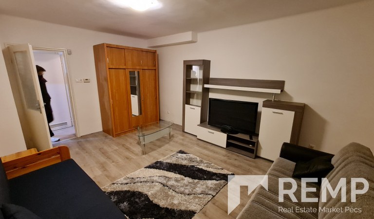Pécs belvárosban felújított kétszobás lakás kiadó – 1. property photo