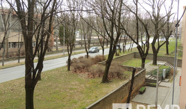 Pécs-Kertváros központi részén, második emeleti,, erkélyes panellakás eladó! – 2. ingatlanfotó