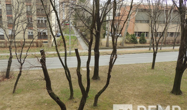 Pécs-Kertváros központi részén, második emeleti,, erkélyes panellakás eladó! – 3. ingatlanfotó
