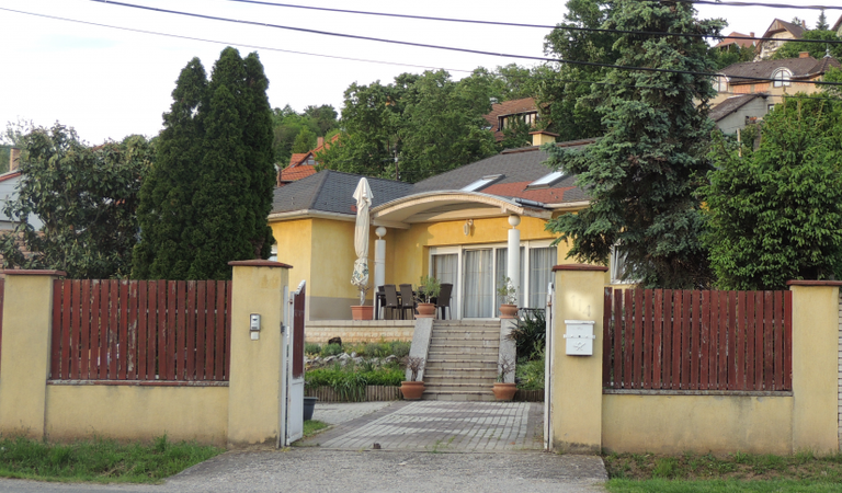 A „kereszted” a Magyarürögi úton. – 1. ingatlanfotó