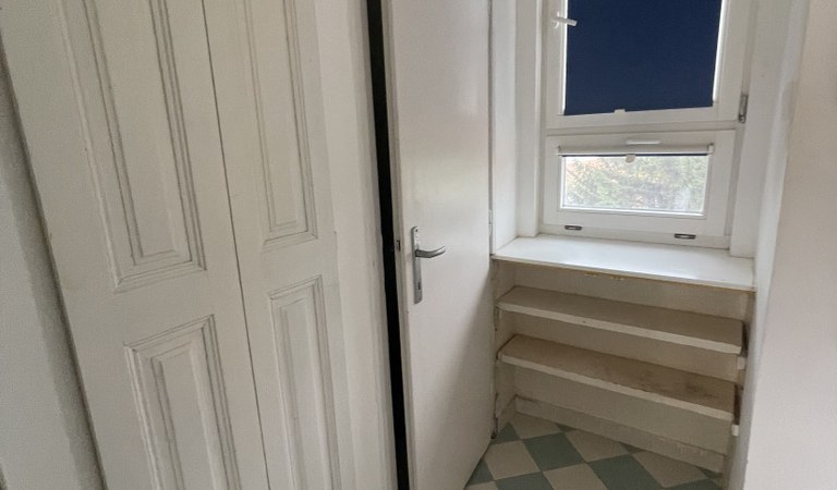 Történelmi belvárosban, a Szent István téren eladó egy 2. emeleti tégla lakás! – 2. ingatlanfotó
