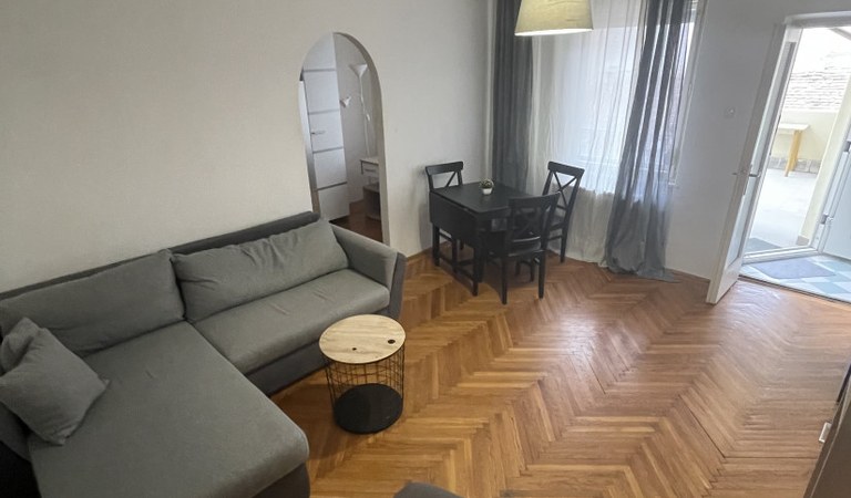 Történelmi belvárosban, a Szent István téren eladó egy 2. emeleti tégla lakás! – 1. ingatlanfotó