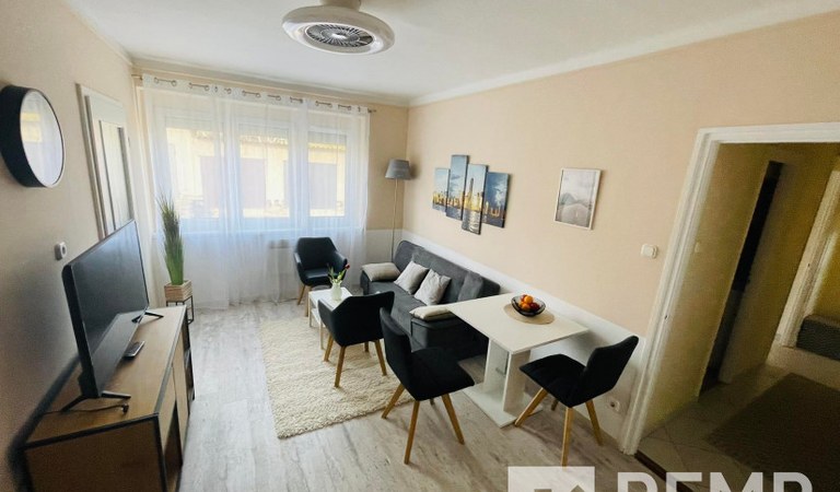 Pécs történelmi belvárosától pár percre két hálós nappalis lakás eladó – 1. ingatlanfotó